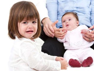 با اضطراب فرزند اول پس از تولد خواهرش چه کنم؟